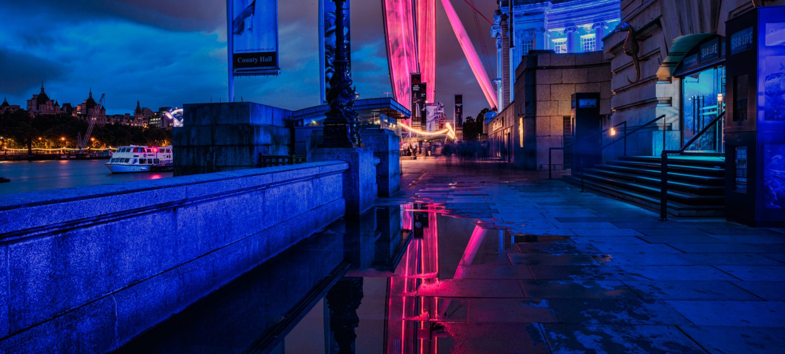 Cass Business School, Thames at night, neon lights and stone buildings